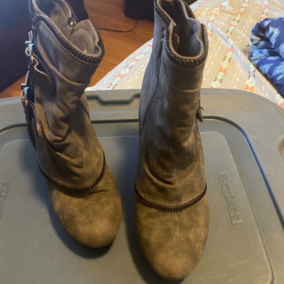 Shoes - Picture 2 of 2